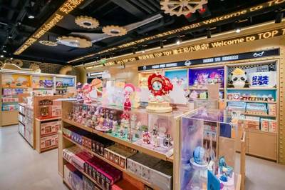 TOP TOY整活潮玩賽道，單店月業(yè)績破三百萬，八月GMV破億的啟示